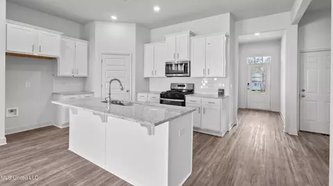 Kitchen - 302 Stephens St, Ridgeland, MS 39157 photo 1 of 2