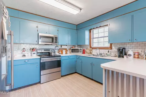 Kitchen - 19587 Hwy 35, Mize, MS 39116 photo 3 of 9