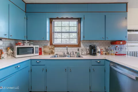 Kitchen - 19587 Hwy 35, Mize, MS 39116 photo 6 of 9