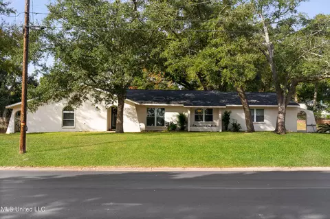 5913 David Davis Pl, Ocean Springs, MS 39564