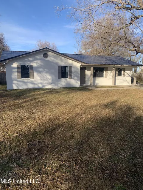 1211 E First St, Belzoni, MS 39038