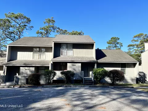 225 Highpoint Dr, Diamondhead, MS 39525