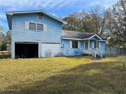 4512 Second St, Moss Point, MS 39563
