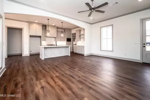 Living - 831 Glenwild Cir, Canton, MS 39046 photo 2 of 4