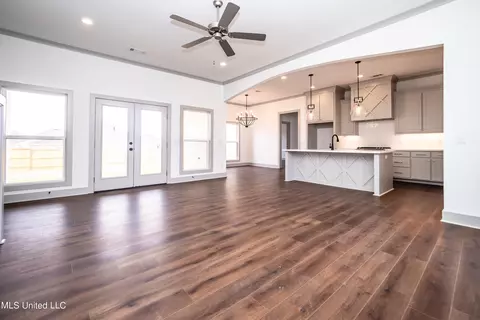 Living - 831 Glenwild Cir, Canton, MS 39046 photo 1 of 4