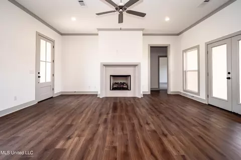 Living - 831 Glenwild Cir, Canton, MS 39046 photo 3 of 4