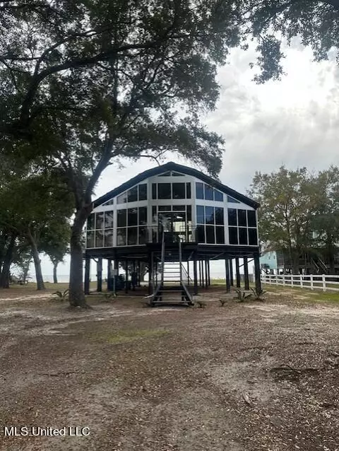4957 E Belle Fontaine Rd, Ocean Springs, MS 39564