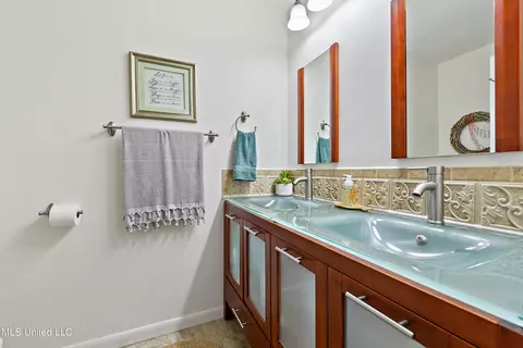 Bath - 888 Hana Pl, Diamondhead, MS 39525 photo 2 of 3