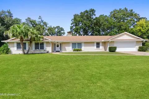 888 Hana Pl, Diamondhead, MS 39525
