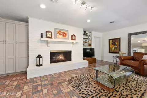 Living - 888 Hana Pl, Diamondhead, MS 39525 photo 4 of 7