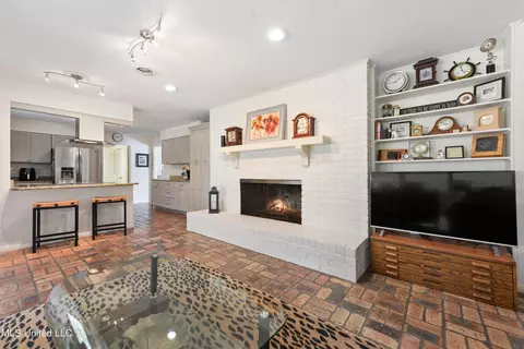 Living - 888 Hana Pl, Diamondhead, MS 39525 photo 3 of 7