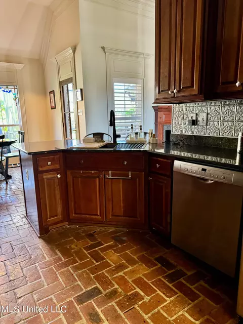 Kitchen - 724 Oleander Ln, Biloxi, MS 39532 photo 2 of 4