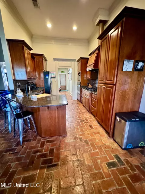 Kitchen - 724 Oleander Ln, Biloxi, MS 39532 photo 4 of 4