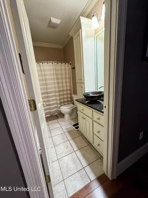Bath - 724 Oleander Ln, Biloxi, MS 39532 photo 2 of 3