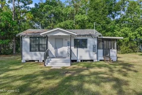 1902 Nicholson Ave, Waveland, MS 39576