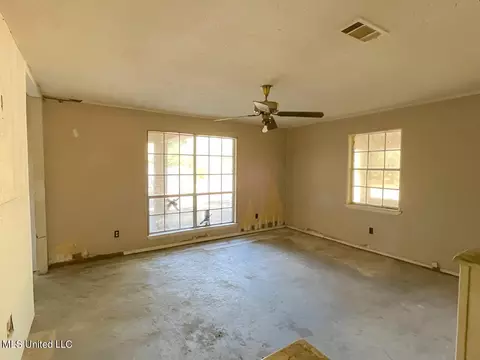 5904 Kings Rd, Moss Point, MS 39563 photo 2