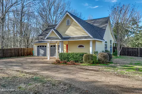 301 Cherokee Rose Dr, Raymond, MS 39154