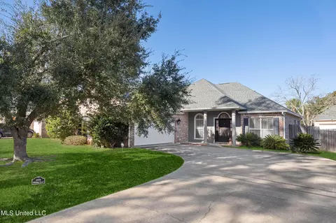 2426 Old Bay Rd, Biloxi, MS 39531