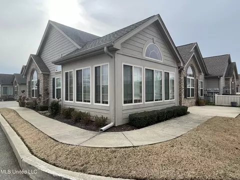 8671 Parkview Oaks Cir, Olive Branch, MS 38654