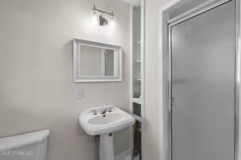 Bath - 1539 Wilhurst St, Jackson, MS 39211 photo 2 of 4