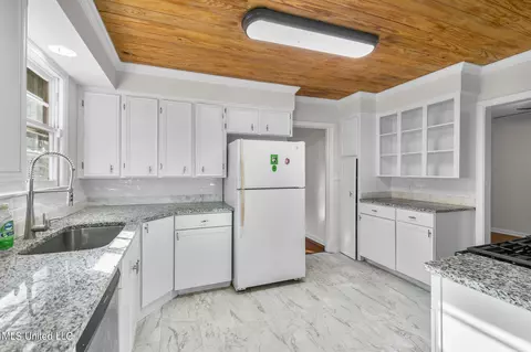 Kitchen - 1539 Wilhurst St, Jackson, MS 39211 photo 2 of 4