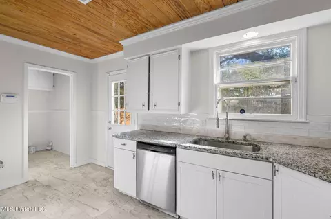 Kitchen - 1539 Wilhurst St, Jackson, MS 39211 photo 4 of 4