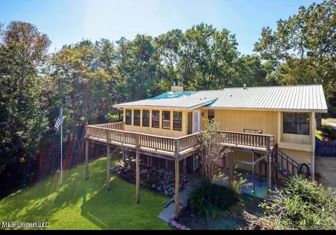 1812 Seacrest Dr, Gautier, MS 39553