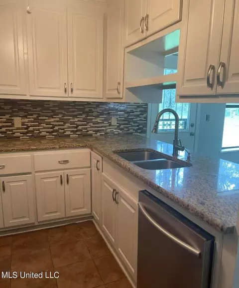 452 Sharon Hills Dr, Jackson, MS 39212 photo 8