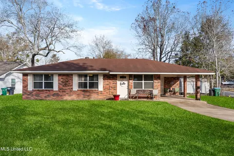 124 Beverly Dr, Ocean Springs, MS 39564