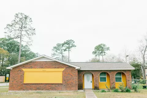 1301 Glacier Ave, Ocean Springs, MS 39564