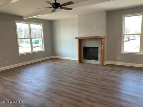 Living - 1300 Grove Park Office Dr, Hernando, MS 38632 photo 1 of 2