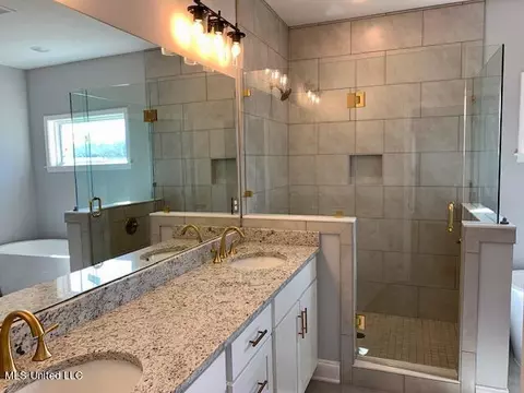 Bath - 1300 Grove Park Office Dr, Hernando, MS 38632 photo 3 of 7