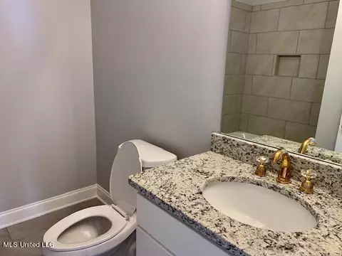 Bath - 1300 Grove Park Office Dr, Hernando, MS 38632 photo 1 of 7