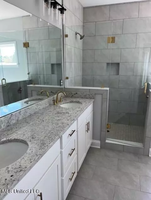Bath - 1300 Grove Park Office Dr, Hernando, MS 38632 photo 7 of 7