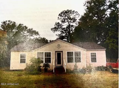2213 10th St, Pascagoula, MS 39567