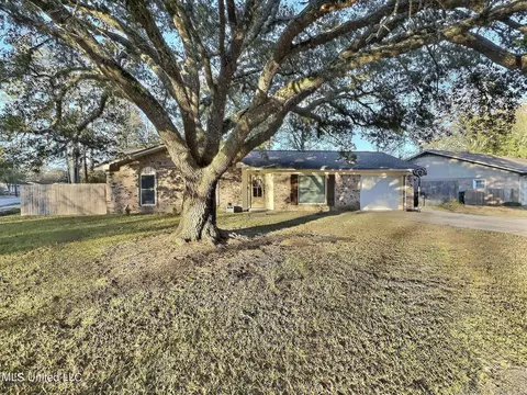 2800 Lawnwood Dr, Ocean Springs, MS 39564