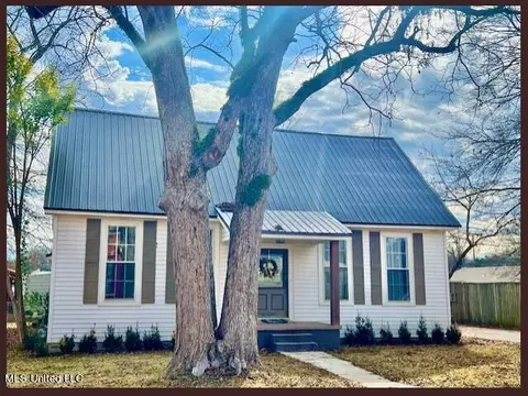 31 Court St, Coffeeville, MS 38922