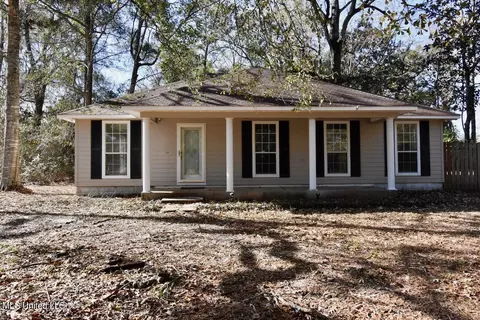 1901 Hemlock Dr, Gautier, MS 39553