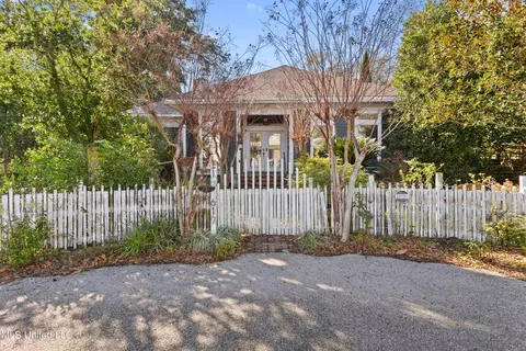 617 Regnault Ave, Gulfport, MS 39501