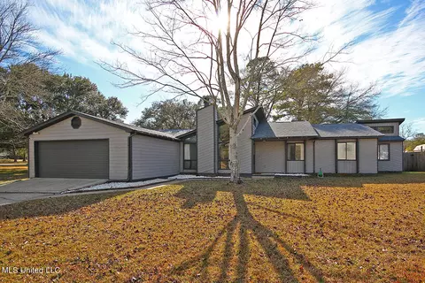 1225 King Henry Dr, Ocean Springs, MS 39564