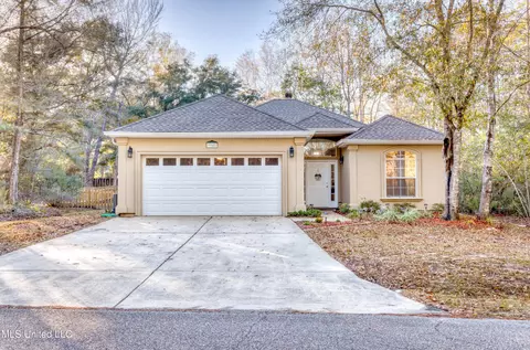 9948 Kahana St, Diamondhead, MS 39525