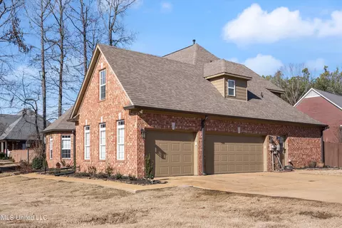 2588 Stonebrook Dr, Nesbit, MS 38651 photo 2