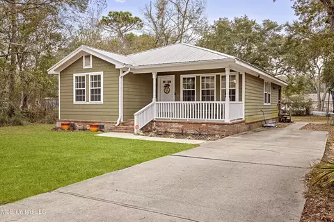 909 Lime St, Ocean Springs, MS 39564