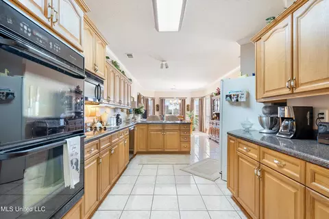 Kitchen - 7450 Davidson Rd, Olive Branch, MS 38654 photo 2 of 6