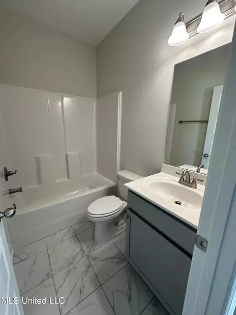 Bath - 1854 Benton Dr, Hernando, MS 38632 photo 3 of 3