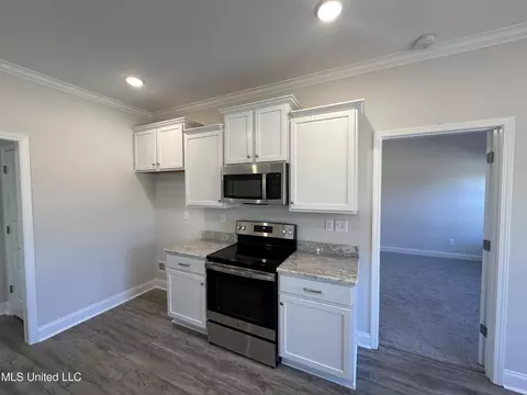 Kitchen - 1854 Benton Dr, Hernando, MS 38632 photo 5 of 7