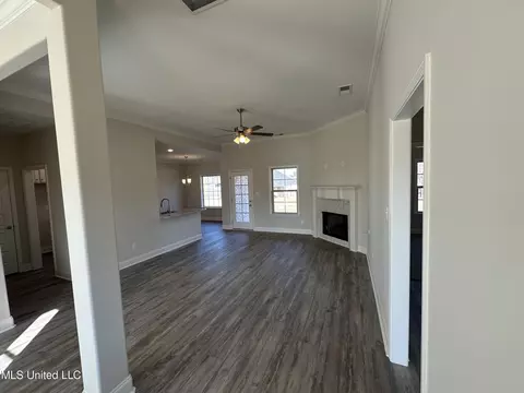 Living - 1854 Benton Dr, Hernando, MS 38632 photo 2 of 4