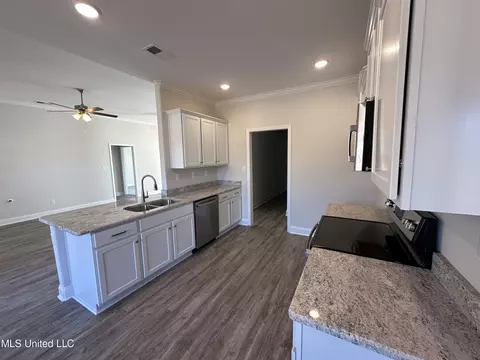 Kitchen - 1854 Benton Dr, Hernando, MS 38632 photo 2 of 7