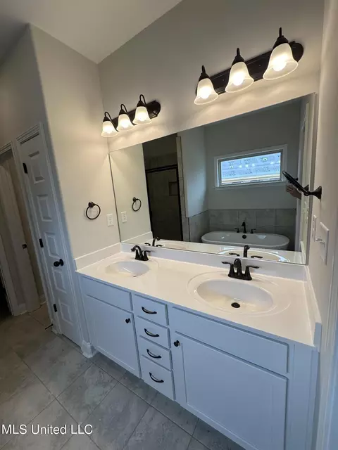 Bath - 1776 Benton Dr, Hernando, MS 38632 photo 3 of 4