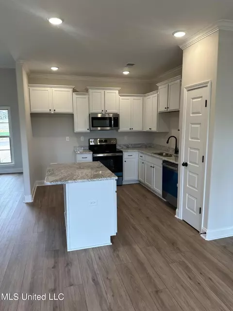 Kitchen - 1776 Benton Dr, Hernando, MS 38632 photo 2 of 2